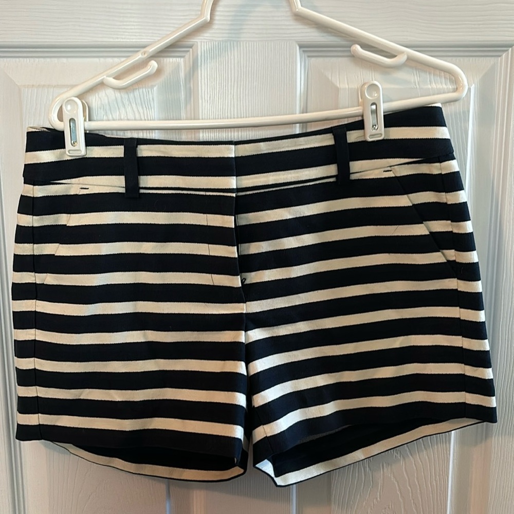 Size 6 Anny Taylor navy blue and cram shorts.